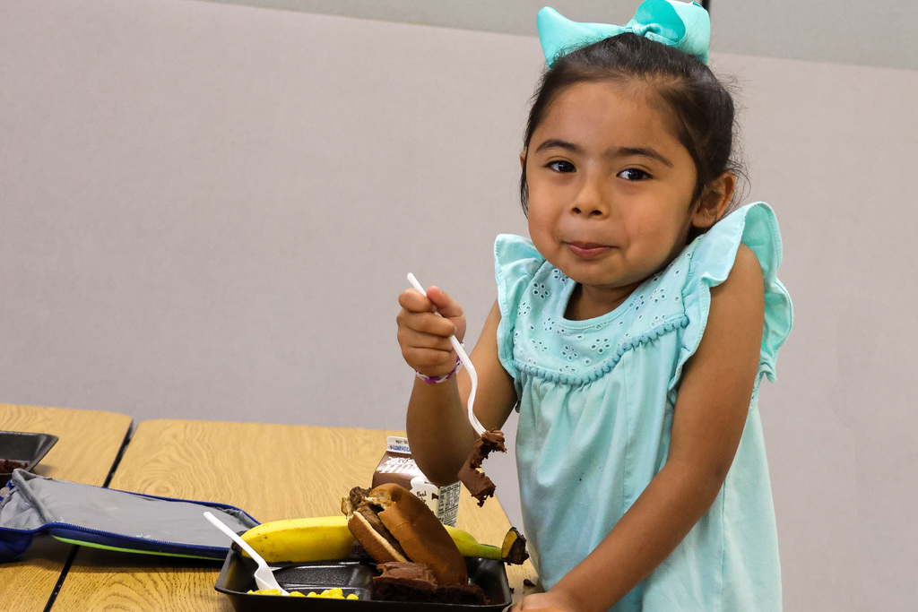 elementary students eating beetnik cake