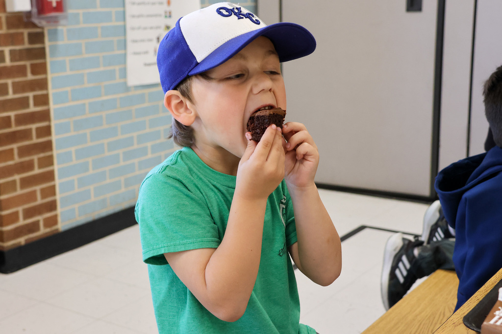elementary students eating beetnik cake